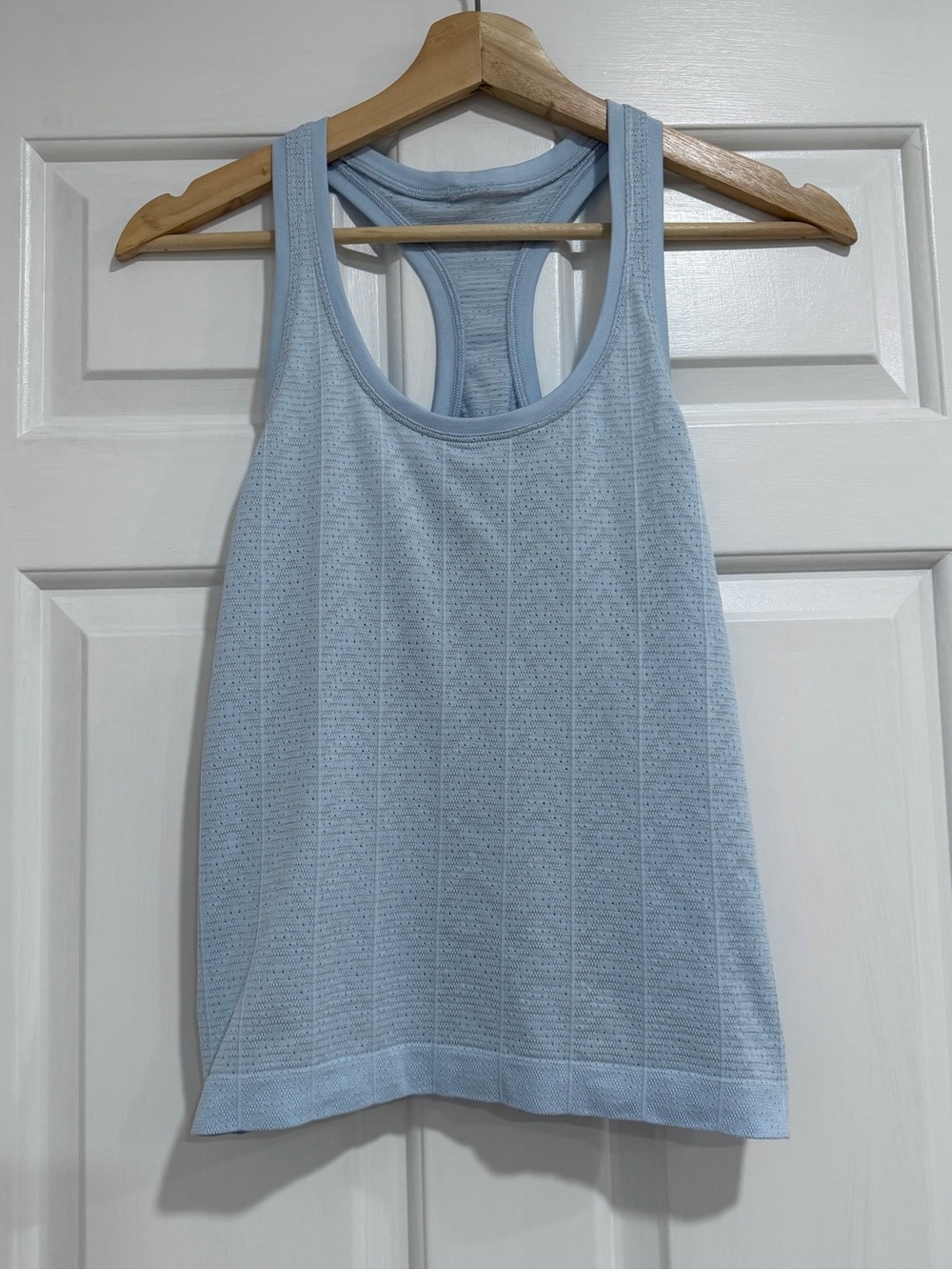 Lululemon Swiftly Pointelle Racerback Tank 
Herringbone Dot Starch Blue - Size 6 - Picture 4 of 5